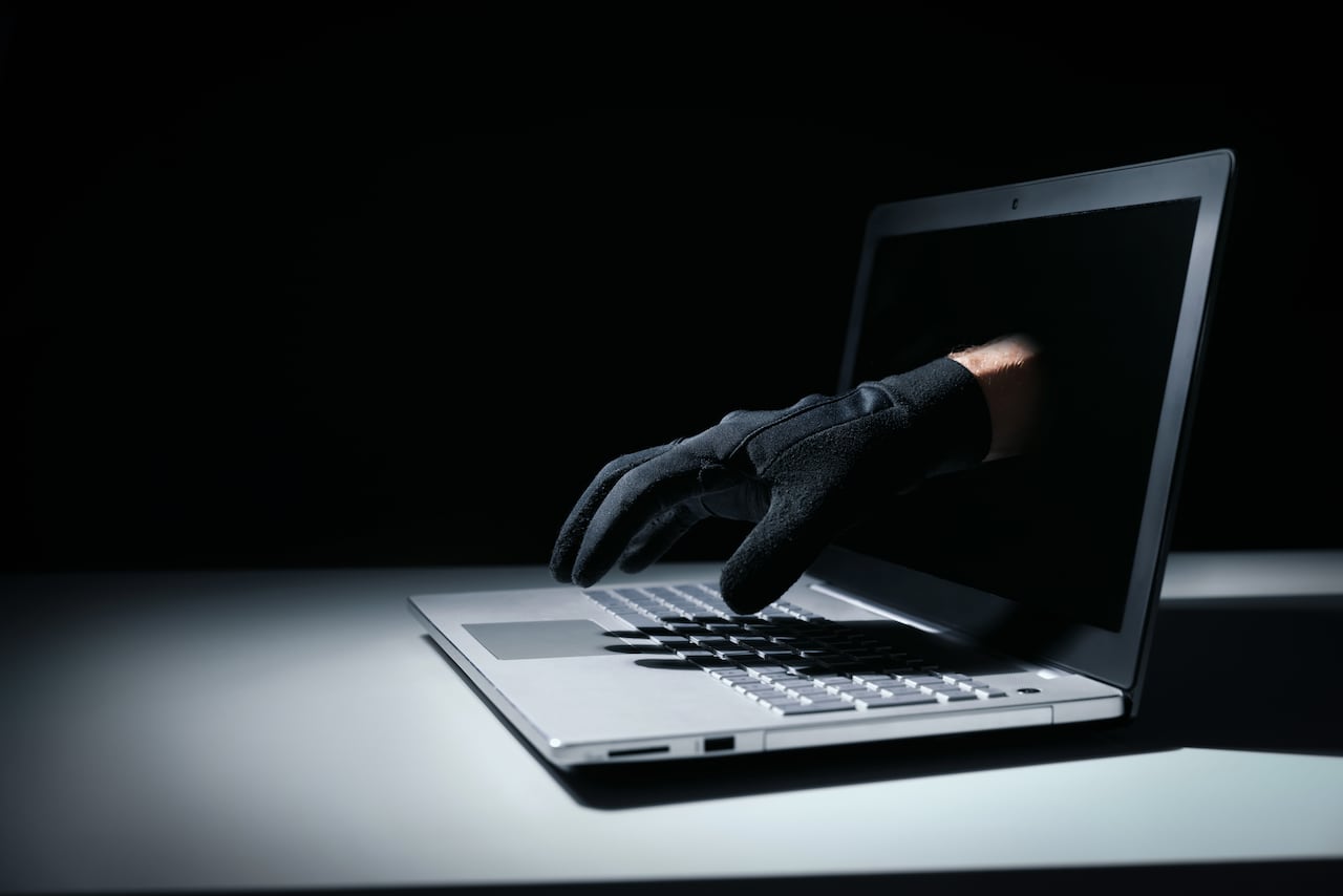 Adidas, la icónica marca global de ropa y calzado deportivo, confirmó un reciente ciberataque que afectó la seguridad de datos personales de sus clientes.