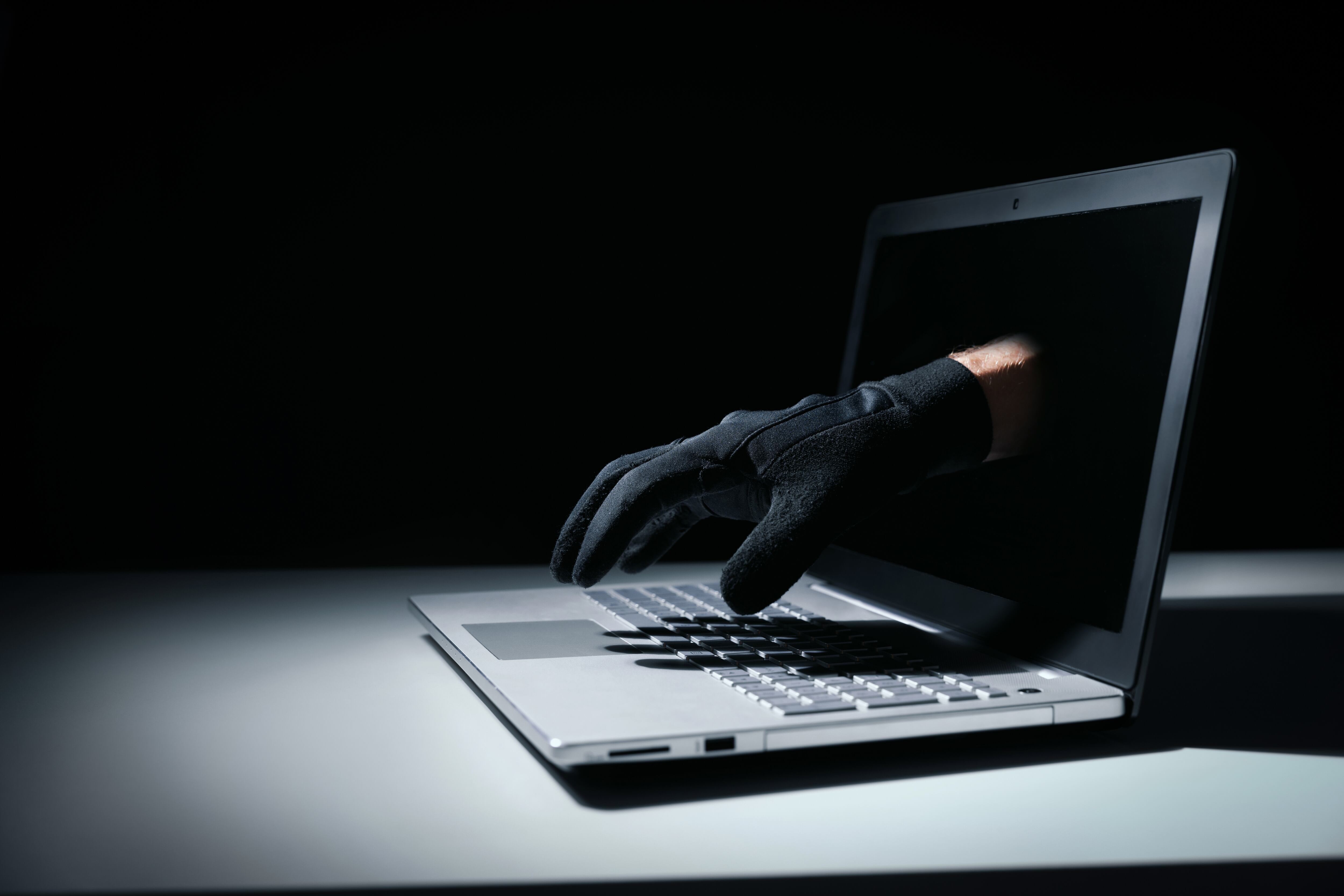 Adidas, la icónica marca global de ropa y calzado deportivo, confirmó un reciente ciberataque que afectó la seguridad de datos personales de sus clientes.