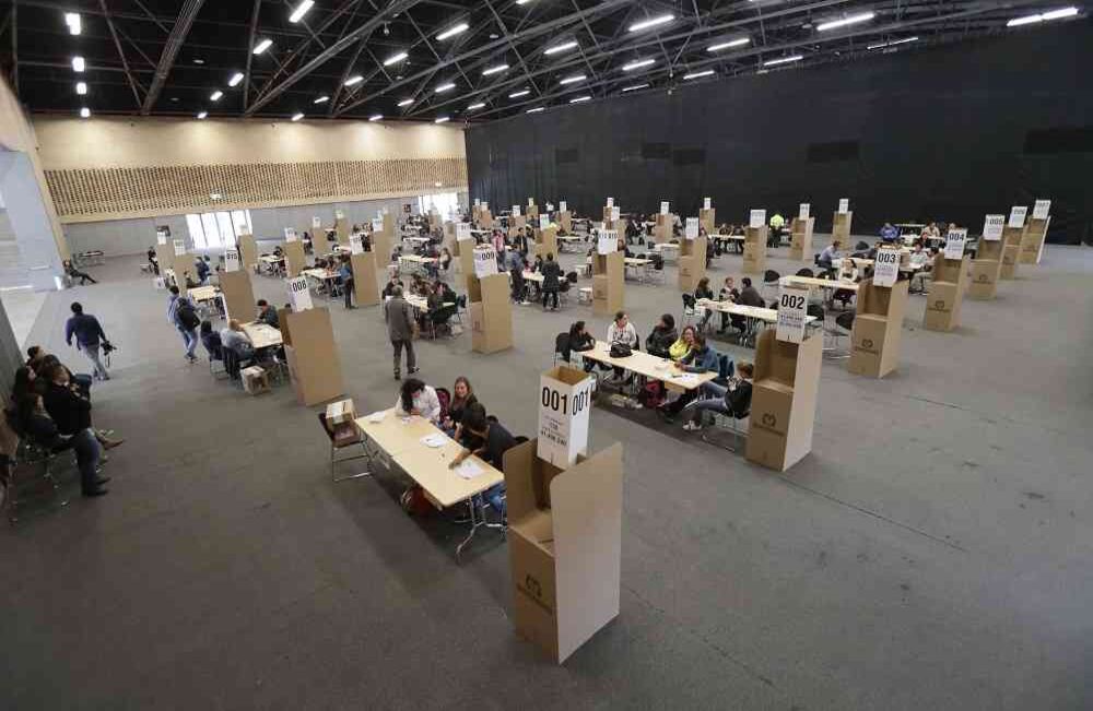 Poca asistencia de votantes, se aprecia en Corferias, el domingo 19 de noviembre de 2017, durante la jornada electoral en la que el Partido Liberal escogerá su candidato único para las presidenciales de 2018, entre Humberto De la Calle Lombana y Juan Fernando Cristo  . Foto: Carlos Julio Martínez / SEMANA