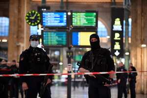 French police stand guard in a cordonned off area at Paris' Gare du Nord train station, after several people were lightly wounded by a man wielding a knife on January 11, 2023. - The man was arrested by police at the station, which serves as a hub for trains to London and northern Europe, after they opened fire and wounded him, said a police source, who asked not to be named. (Photo by JULIEN DE ROSA / AFP)