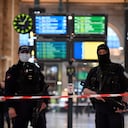 French police stand guard in a cordonned off area at Paris' Gare du Nord train station, after several people were lightly wounded by a man wielding a knife on January 11, 2023. - The man was arrested by police at the station, which serves as a hub for trains to London and northern Europe, after they opened fire and wounded him, said a police source, who asked not to be named. (Photo by JULIEN DE ROSA / AFP)