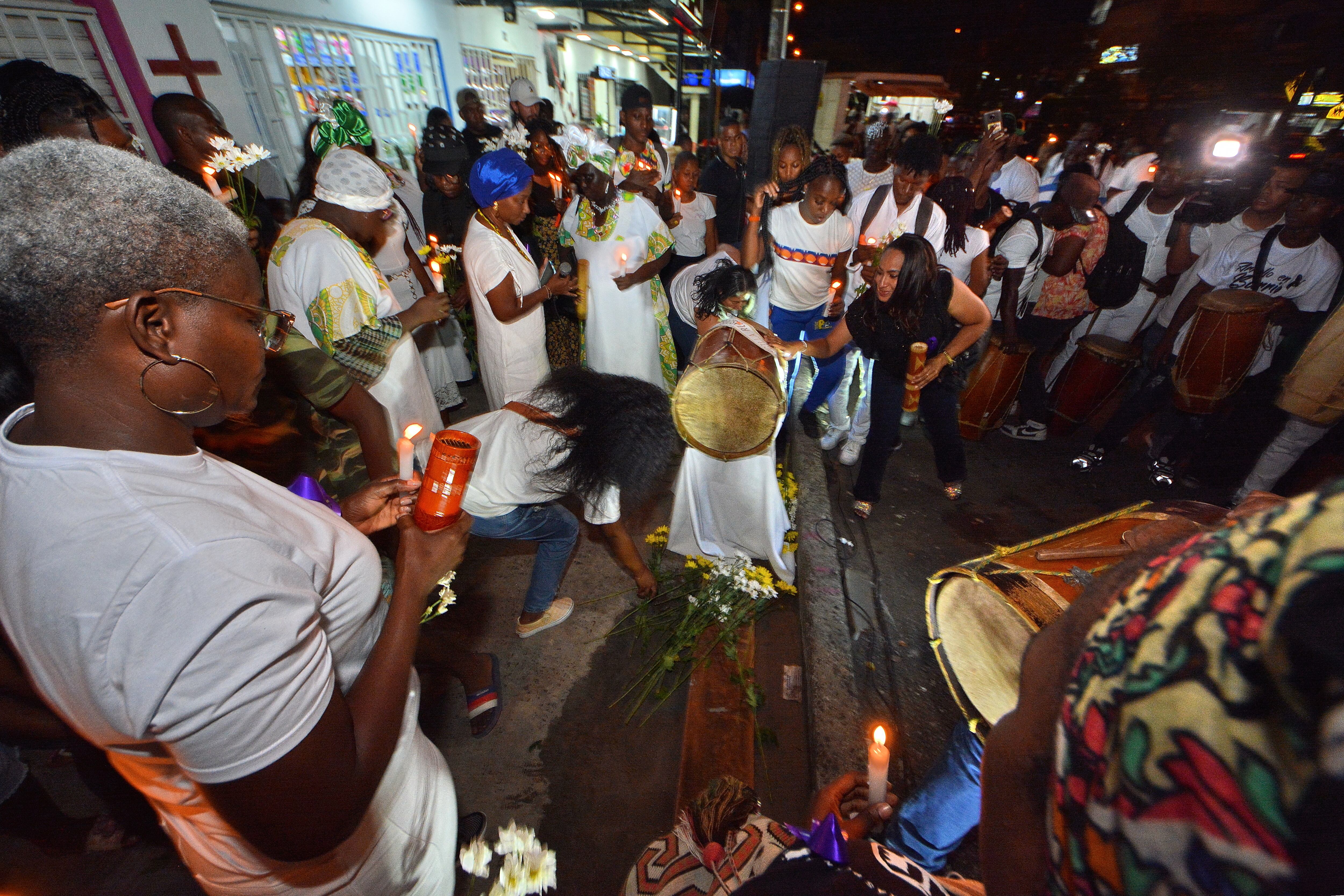 Con gualíes y alabaos, rituales mortuorios propios de las comunidades de la región del Pacífico, familiares, músicos, gestores culturales, amigos despidieron a Lisandro Vallesilla Ríascos, el cual pertenecía a la Fundación Escuela Canalón de Timbiqui. Se realizó una procesión y luego una misa en Ciudad Córdoba.