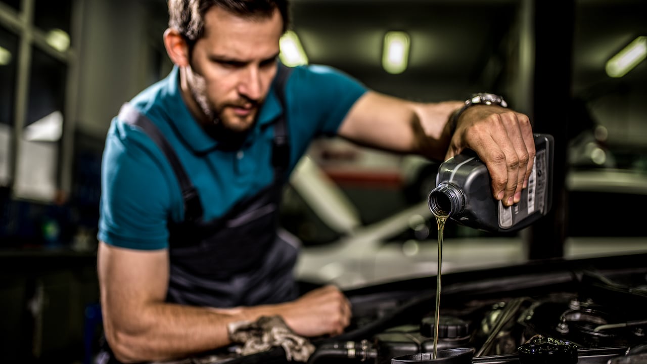 Que un carro pase aceite suele ser indicio de algunas fallas que pueden terminar afectando el motor.