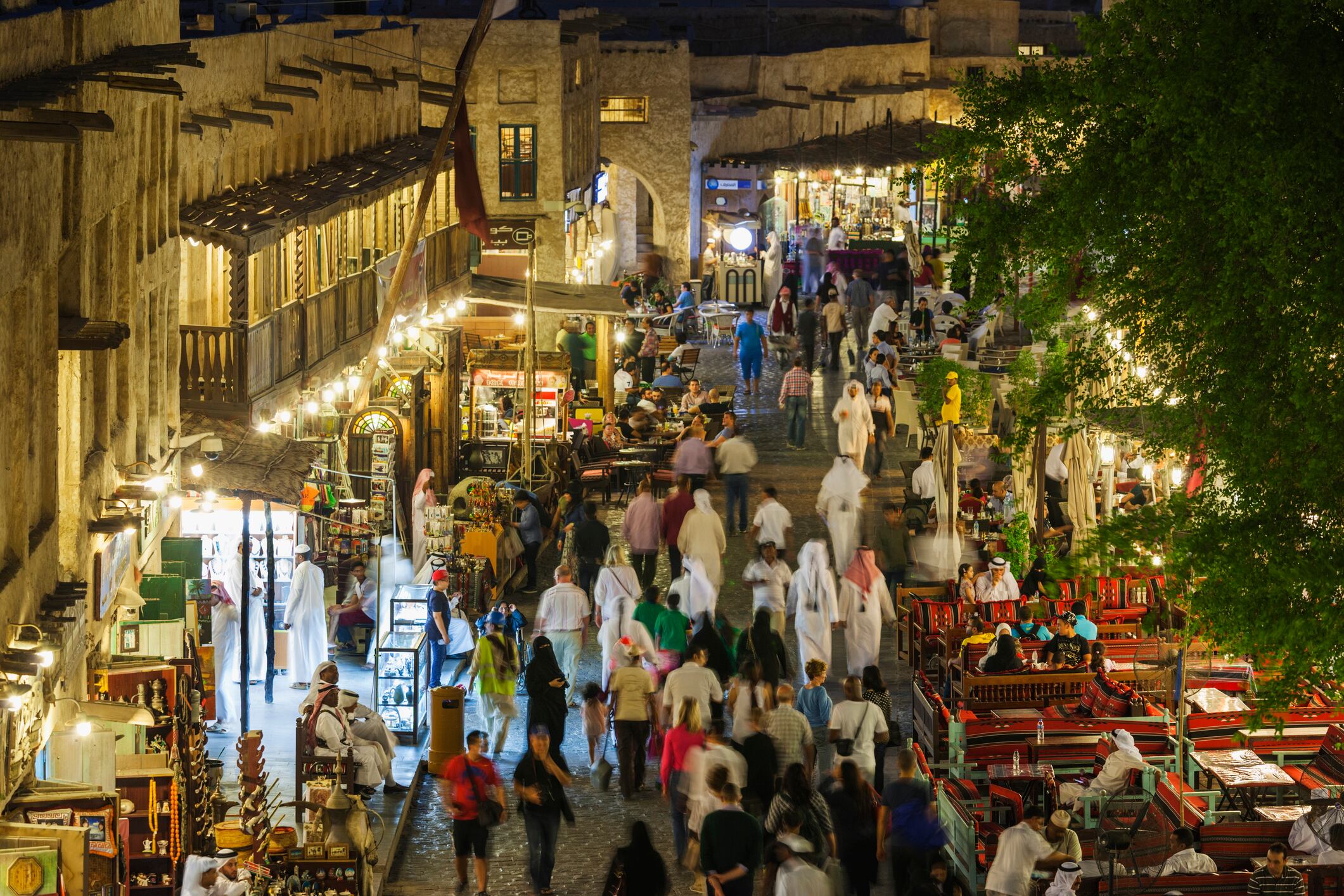 Qatar, Doha, Souq Waqif, área de bazar remodelada, vista elevada desde uno de los hoteles históricos de Souq, al anochecer