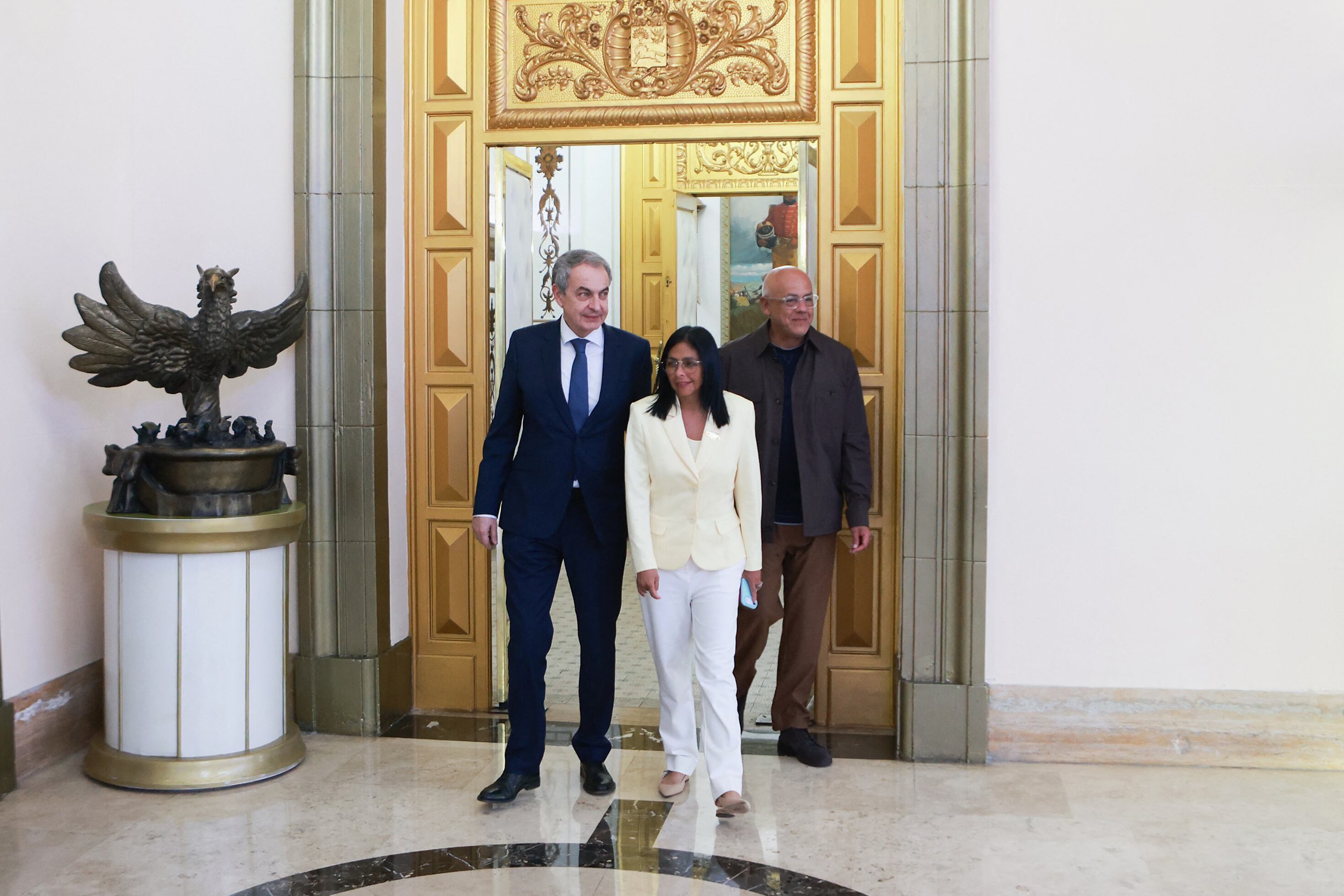 José Luis Rodríguez Zapatero (izq.), a la presidenta interina de Venezuela, Delcy Rodríguez (centro), y al presidente de la Asamblea Nacional, Jorge Rodríguez, durante una reunión en el Palacio Presidencial de Miraflores