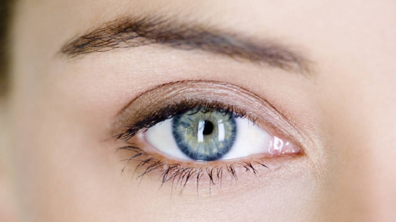 El constante uso de dispositivos electrónicos genera fatiga ocular. Foto: GettyImages.