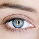 El constante uso de dispositivos electrónicos genera fatiga ocular. Foto: GettyImages.