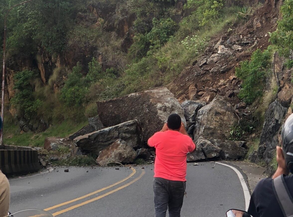 Invías ya está al tanto del derrumbe en la vía al mar.