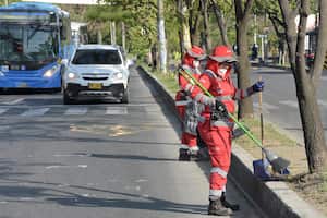 PLAN ESPECIAL DE LIMPIEZA EN 49 CORREDORES VIALES
La Administración Distrital con las empresas de aseo Ciudad Limpia, Veolia, Promocali y Promovalle, se permiten presentar el plan de limpieza especial para 49 corredores viales de Cali impactados por el arrojo clandestino de residuos.
El plan, que estará vigente hasta el próximo 31 de diciembre, consiste en recorridos adicionales de recolección que se van a hacer en corredores viales como lo son la Avenida Ciudad de Cali, Calle 1, Calle 5, Carrera 10, Carrera 15, Calle 25, Autopista Suroriental, Avenida Simón Bolívar.
Con el plan, también se atenderá la recolección de Residuos de Construcción y Demolición, RCD, también conocidos como escombros, arrojados de forma clandestina en los corredores priorizados.
Para ello, las empresas de aseo con la Administración Distrital dispusieron de maquinaria y personal adicional. En total, se dispusieron de 40 vehículos, entre volquetas, maquinaria amarilla y carros recolectores. Así mismo, se dispusieron 120 personas que estarán sensibilizando a la ciudadanía sobre el manejo adecuado de residuos sólidos en los 49 corredores y zonas aledañas.