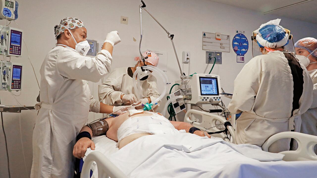 Los médicos del país han puesto el grito en el cielo por la reapertura económica total. Sin embargo, las empresas no dan más espera.