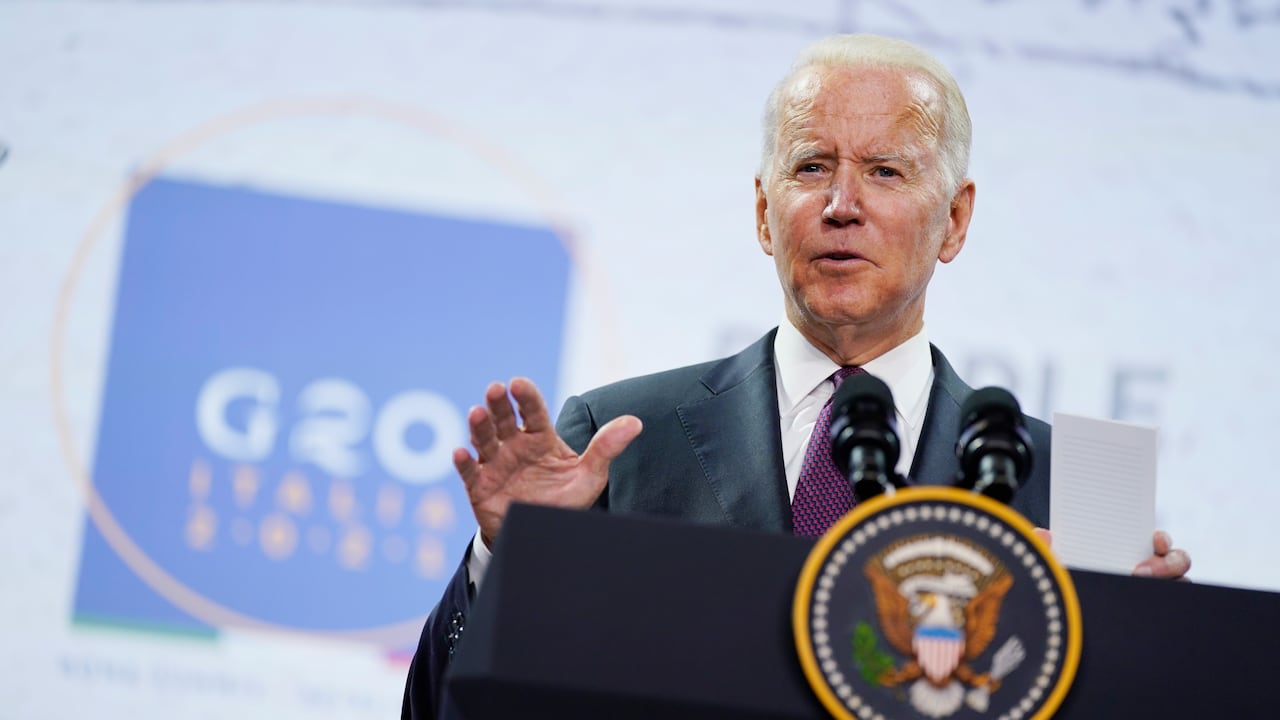 “Mi chequeo transcurrió muy bien”, les dijo a los periodistas al salir a las 2:30 p. m. (hora local) del hospital Walter Reed. (AP Photo/Evan Vucci)