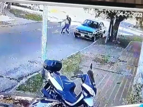 Un intento de feminicidio en plena vía pública causó indignación en Argentina, en un hecho en el que un hombre atacó a la mujer con un cuchillo y le produjo 17 heridas en el cuerpo, pese a lo cual logró sobrevivir.