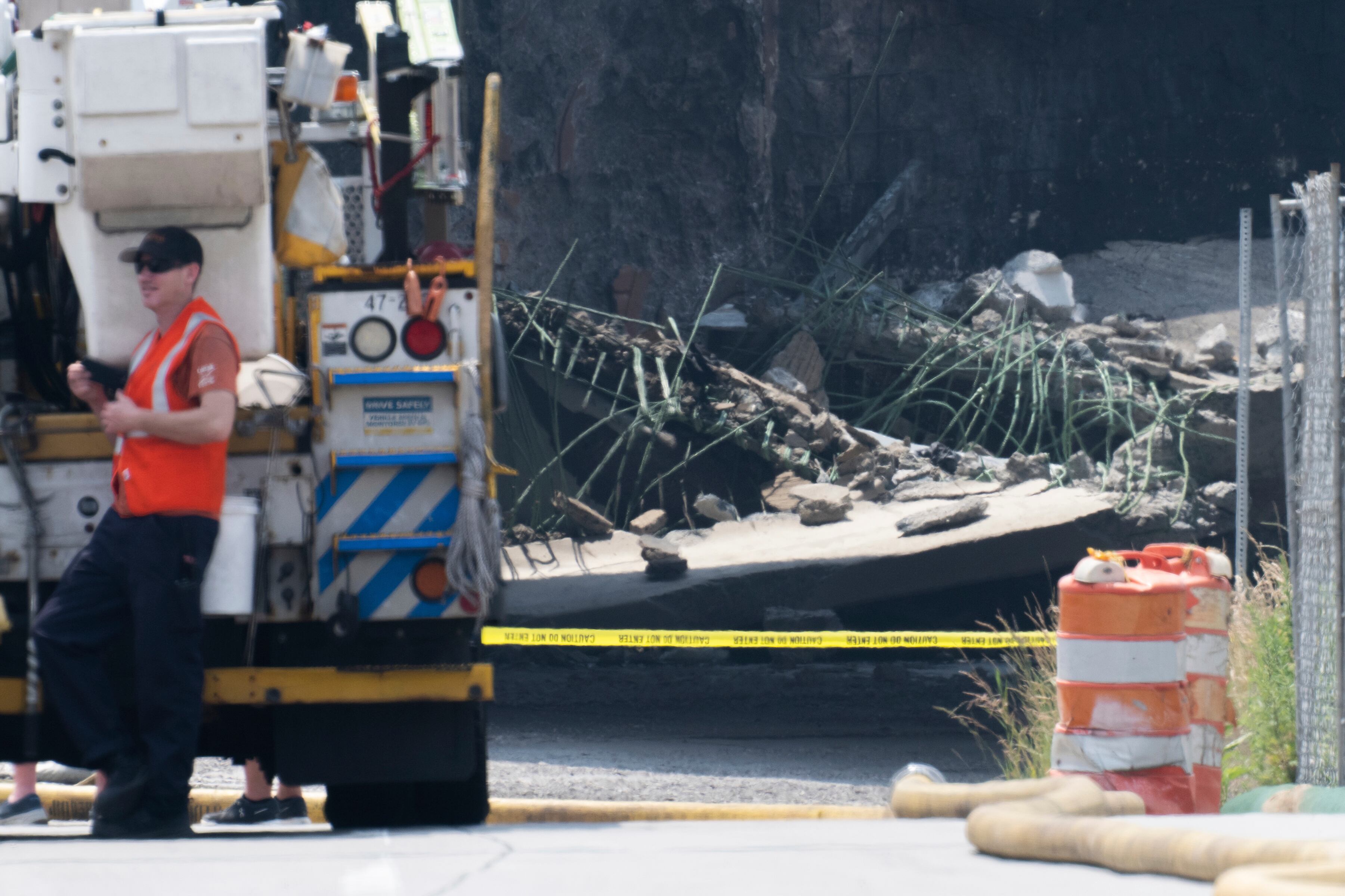 Funcionarios trabajaron el pasado domingo en el control de las llamas y la remoción de los escombros. La vía se demorará en ser reconstruida, advierten als autoridades.