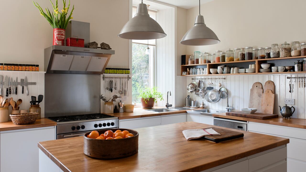 No a todas las personas les gusta el oficio de limpiar la cocina.