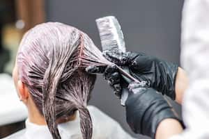 Para quienes buscan un cambio de apariencia, esta guía ofrece una solución para eliminar el tinte negro del cabello en tan solo un día.