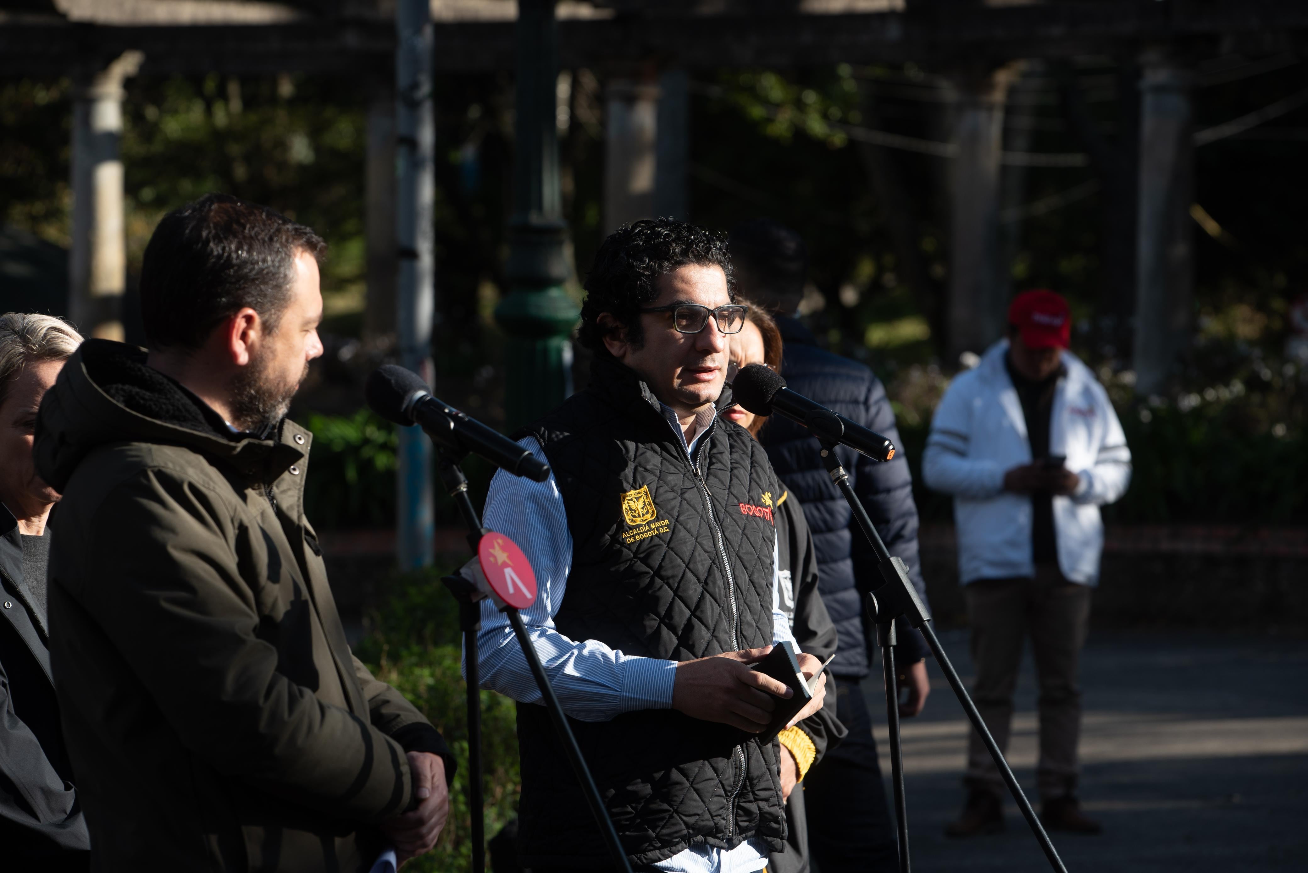 Alcalde Carlos Fernando Galán y el secretario de Integración Social, Roberto Angulo.