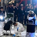 Miembros de la policía investigan la escena, después de que una fuerte explosión en la calle comercial de Istiklal en Estambul, Turquía.