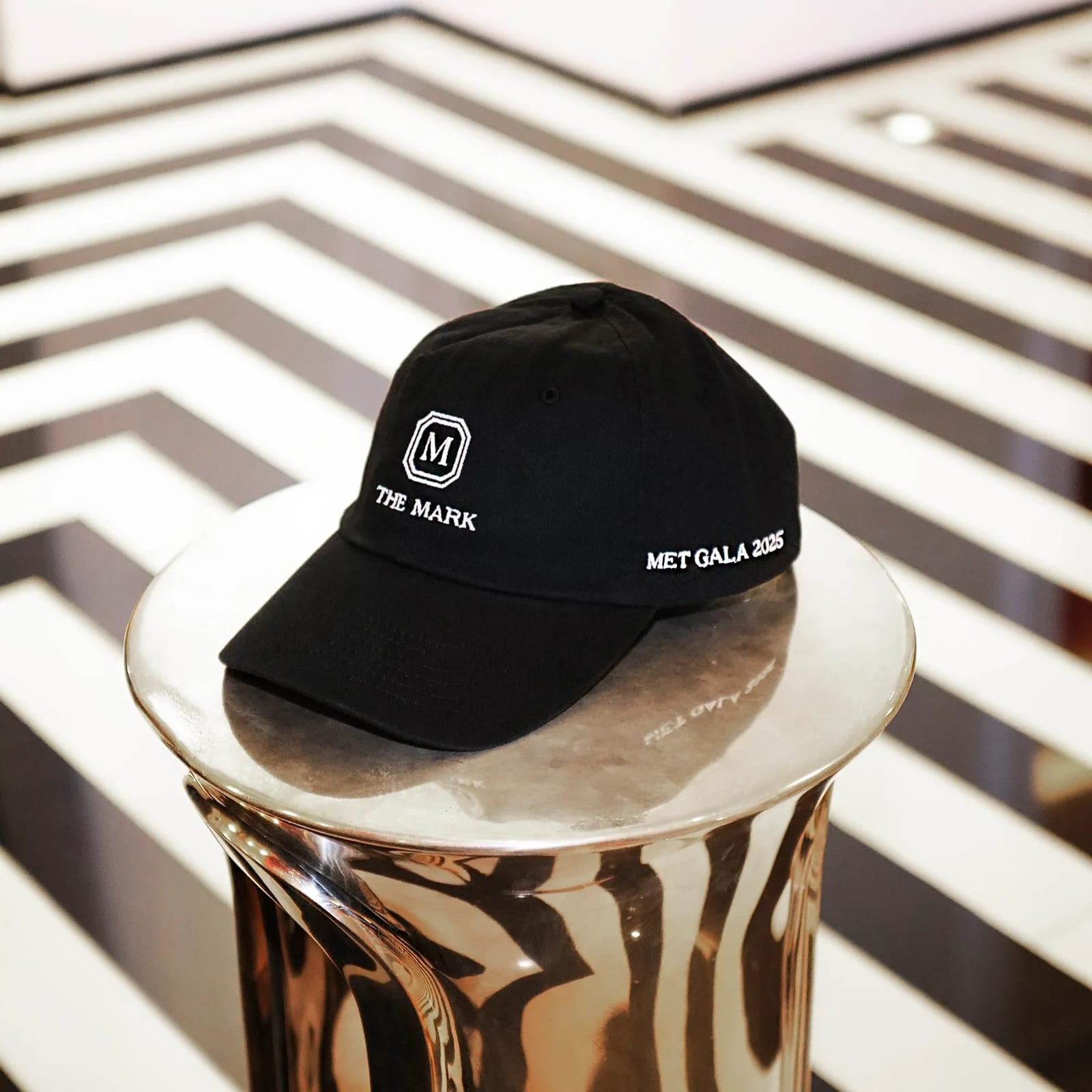 The Mark Hotel ha revelado un exclusivo obsequio para sus distinguidos huéspedes: una gorra de béisbol de edición limitada.