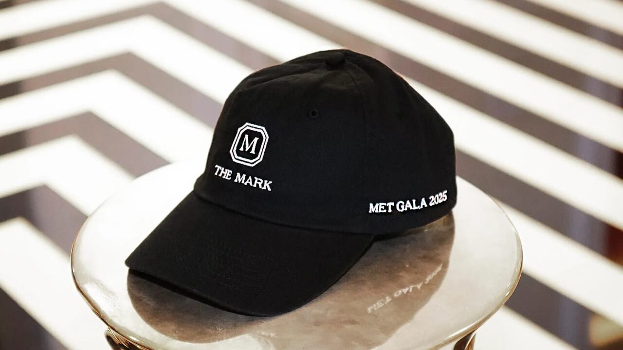 La gorra de béisbol de edición especial Mark's Met Gala en el vestíbulo del hotel neoyorquino.