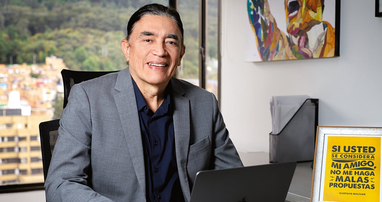 Gustavo Bolívar atendió la entrevista con SEMANA en su despacho en el DPS.