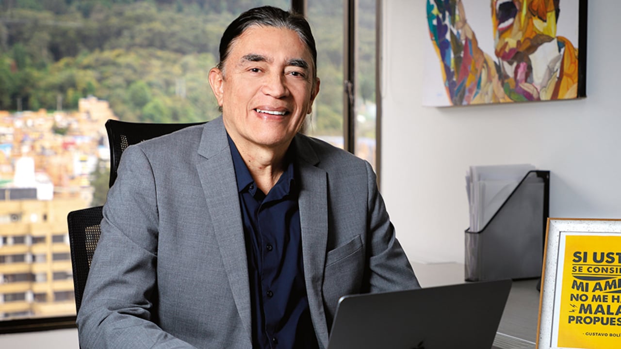 Gustavo Bolívar atendió la entrevista con SEMANA en su despacho en el DPS.