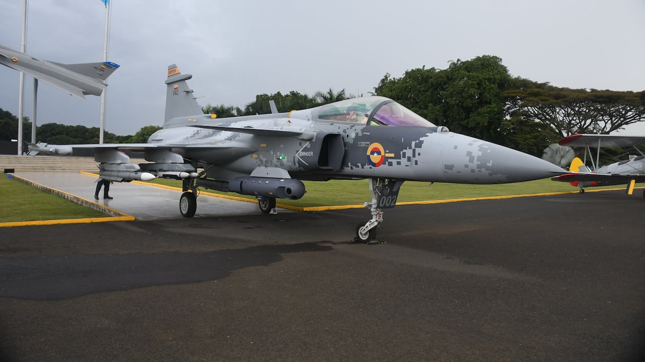 Fuerza Area 106 años, Gustavo Petro firma compra nuevos aviones Gripen. suecos.