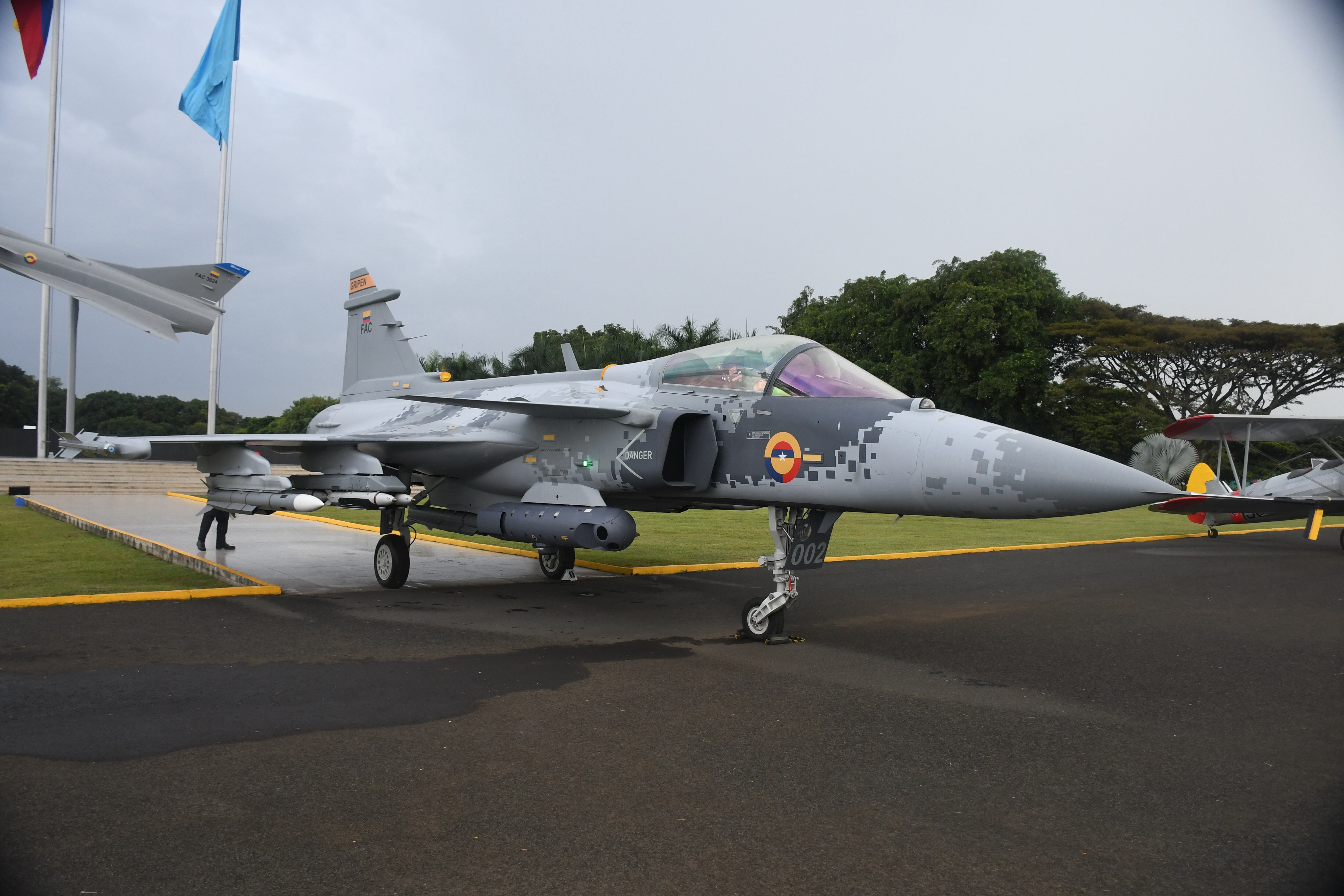 Fuerza Area 106 años, Gustavo Petro firma compra  nuevos aviones Gripen. suecos.