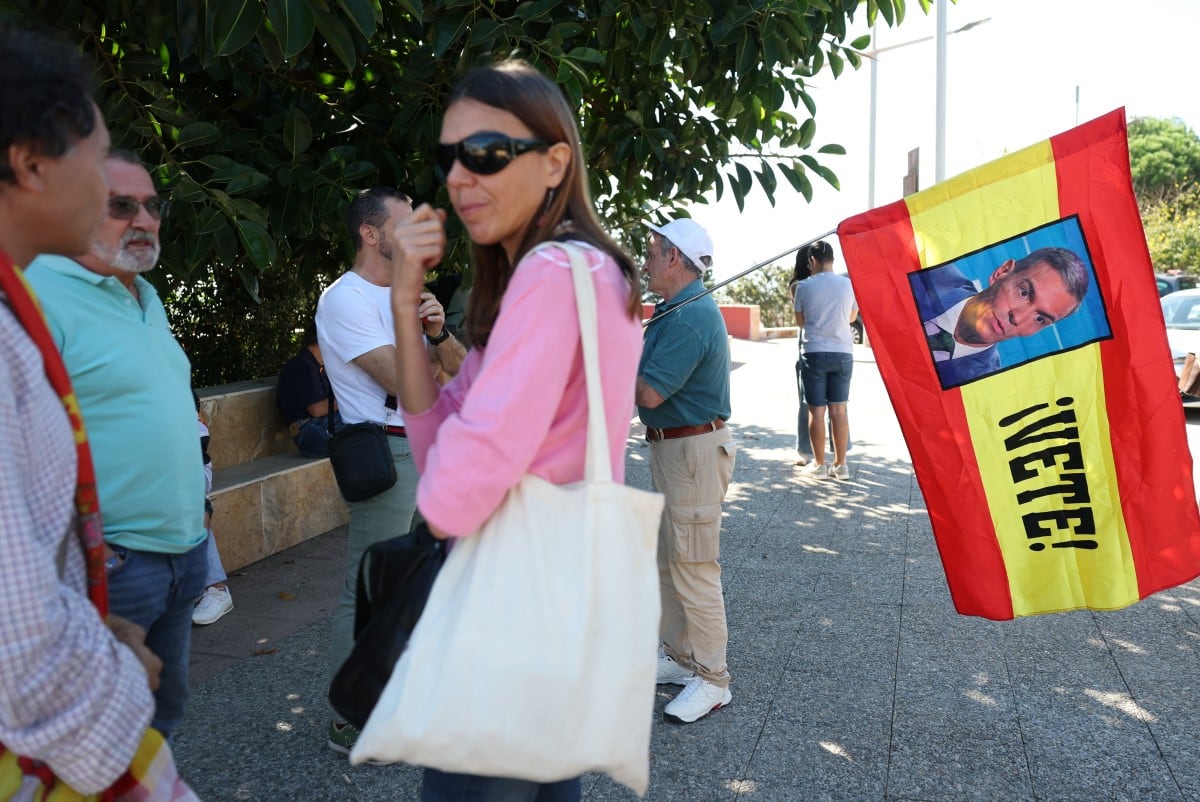 Este enclave español, de unos 80.000 habitantes, intenta recuperar la normalidad mientras cientos de migrantes permanecen en campamentos improvisados ​​tras la llegada masiva de decenas de miles de personas procedentes de Marruecos a finales de julio. (Foto de Thomas COEX / AFP)