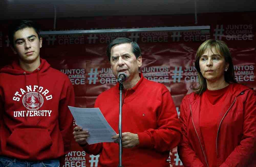 Juan Fernando Cristo reconoce el triunfo de Humberto De la Calle en la consulta popular del Partido Liberal,   el domingo 19 de noviembre de 2017. De la Calle salió electo como  candidato único de esa colectividad para las presidenciales del 2018. Foto: Guillermo Torres / SEMANA
