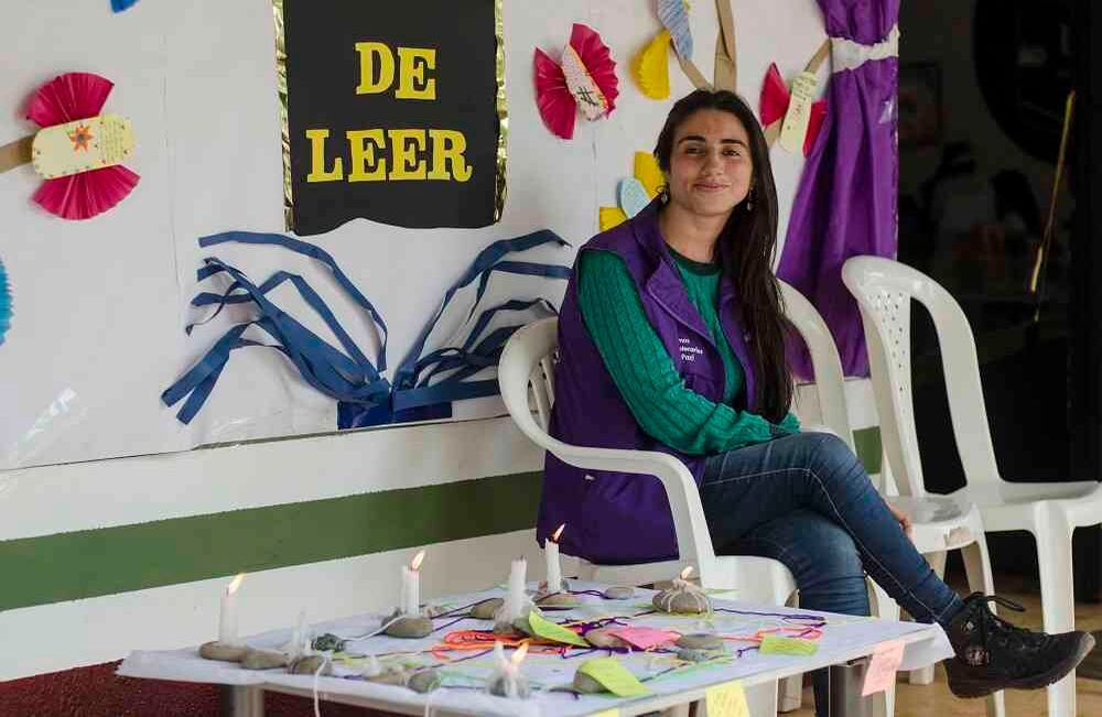 Diana Jazmin Perez Guevara, Bibliotecaria de la vereda la Cooperativa recibe con entusiasmo a cada una de las personas que quieren hacer uso de cada uno de los elementos de la biblioteca supervisando cada uno de los procesos de aprendizaje. Foto:  Diana Rey / SEMANA