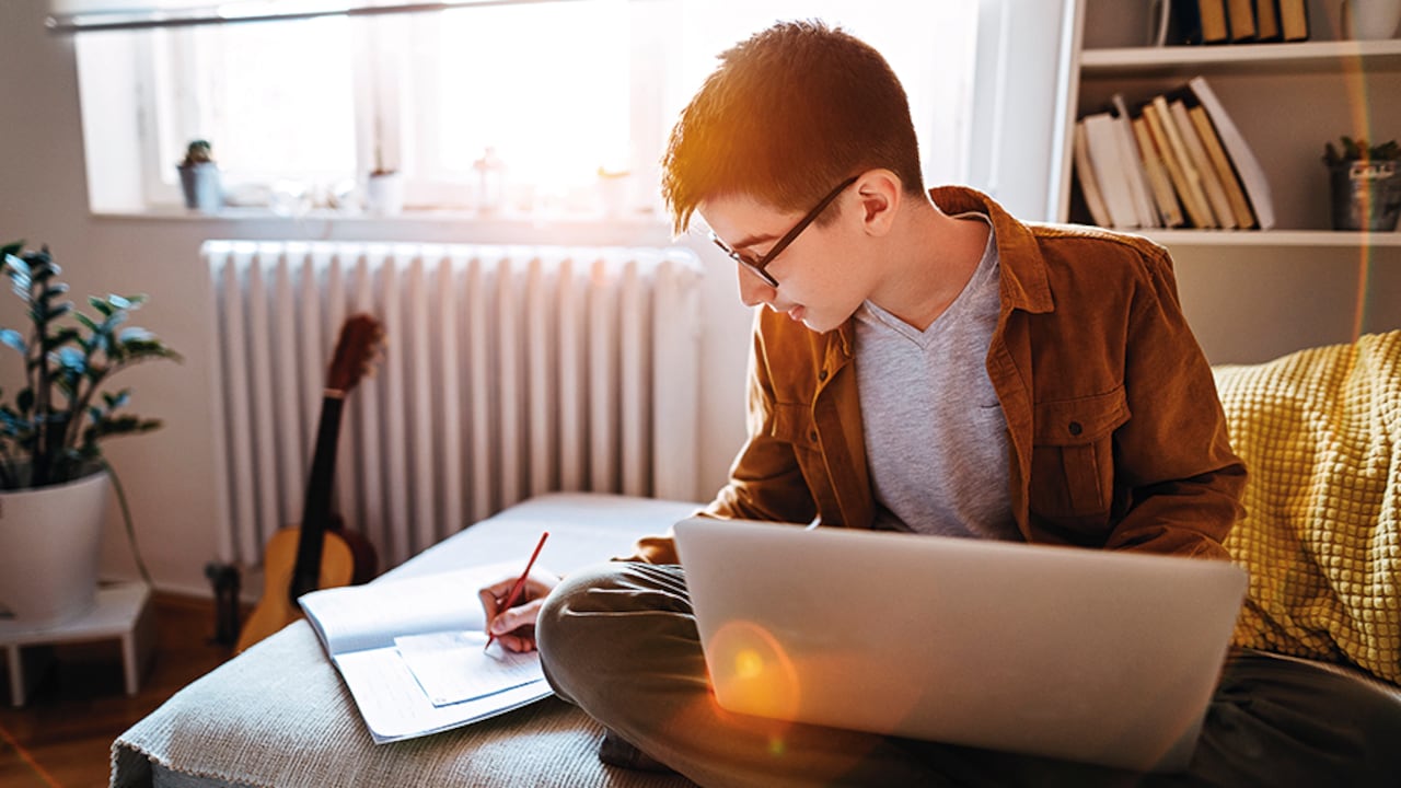 Niños y jóvenes deben pasar una buena parte de su tiempo en actividades con luz del día o en exteriores para favorecer su salud visual.