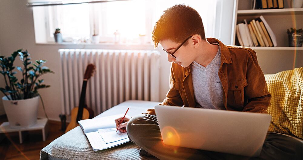 Niños y jóvenes deben pasar una buena parte de su tiempo en actividades con luz del día o en exteriores para favorecer su salud visual.