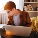 Niños y jóvenes deben pasar una buena parte de su tiempo en actividades con luz del día o en exteriores para favorecer su salud visual.