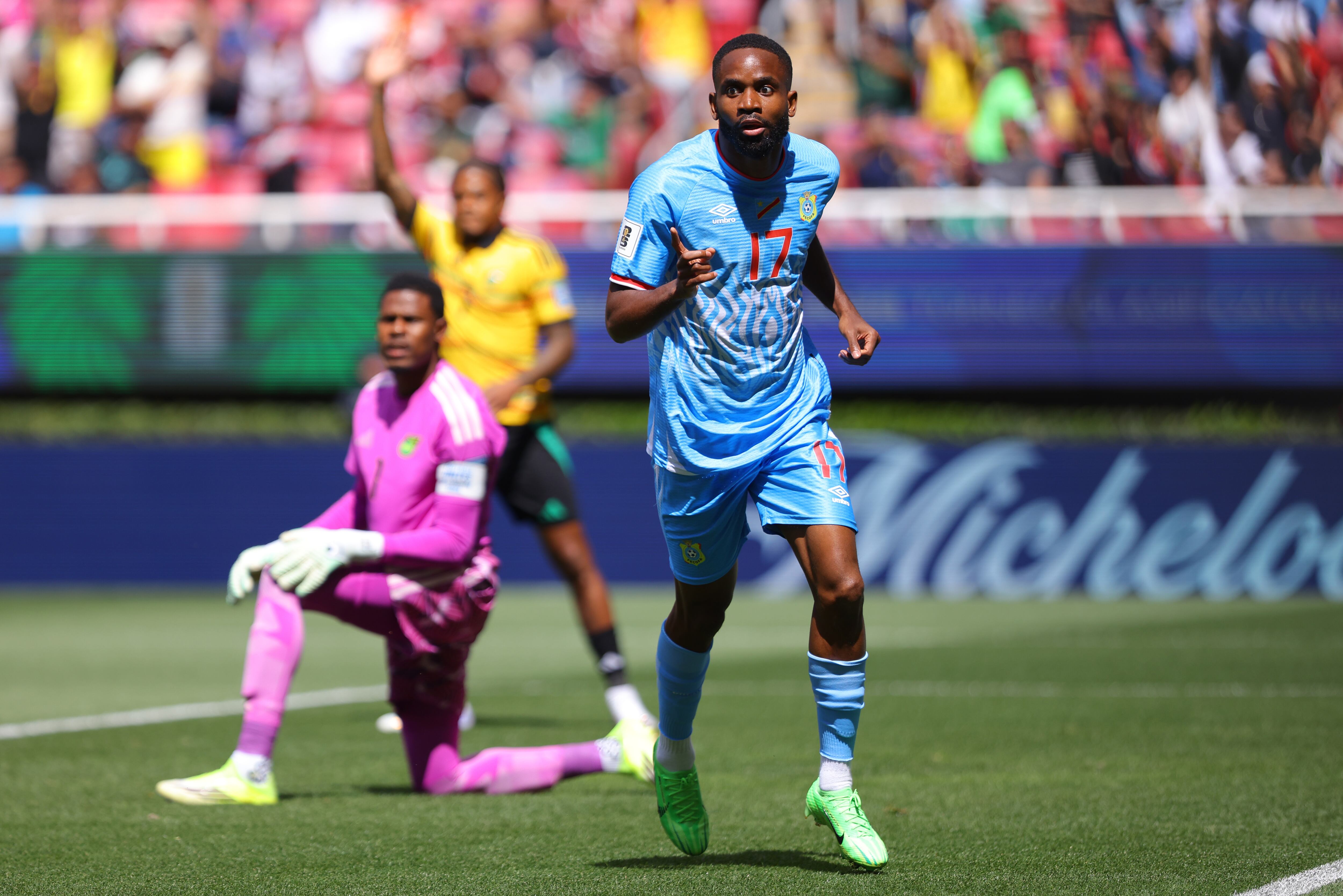 A Cédric Bakambu, de El Congo, le anularon un gol contra Jamaica por fuera de juego.