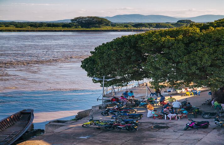 Los pobladores reunidos en el río pasando la tarde