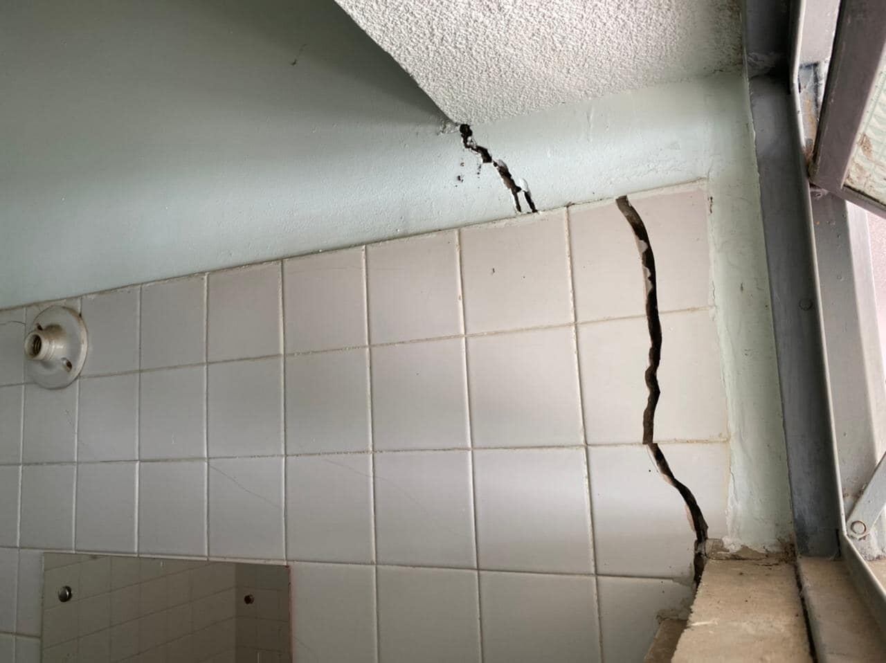 Las grietas en las paredes cada vez son más grandes.
