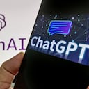 Un usuario de Internet revisa ChatGPT en su teléfono móvil