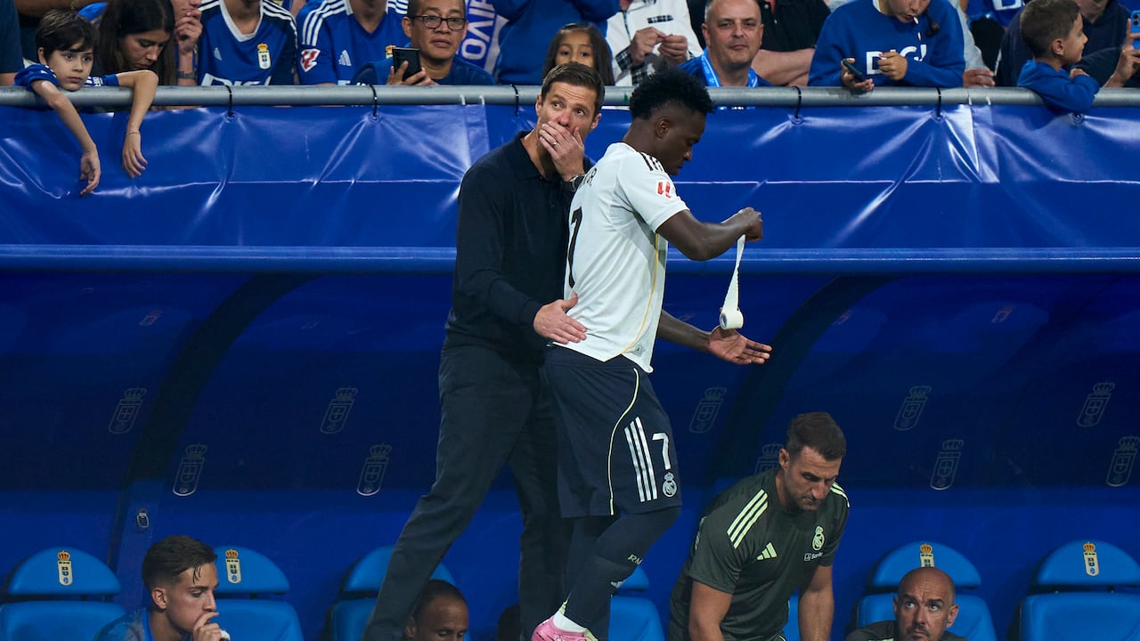 OVIEDO, SPAIN - AUGUST 24: Xabi Alonso head coach and Vinicius Junior of Real Madrid CF talk during the LaLiga EA Sports match between Real Oviedo and Real Madrid CF at Carlos Tartiere on August 24, 2025 in Oviedo, Spain. (Photo by Diego Souto/Getty Images)