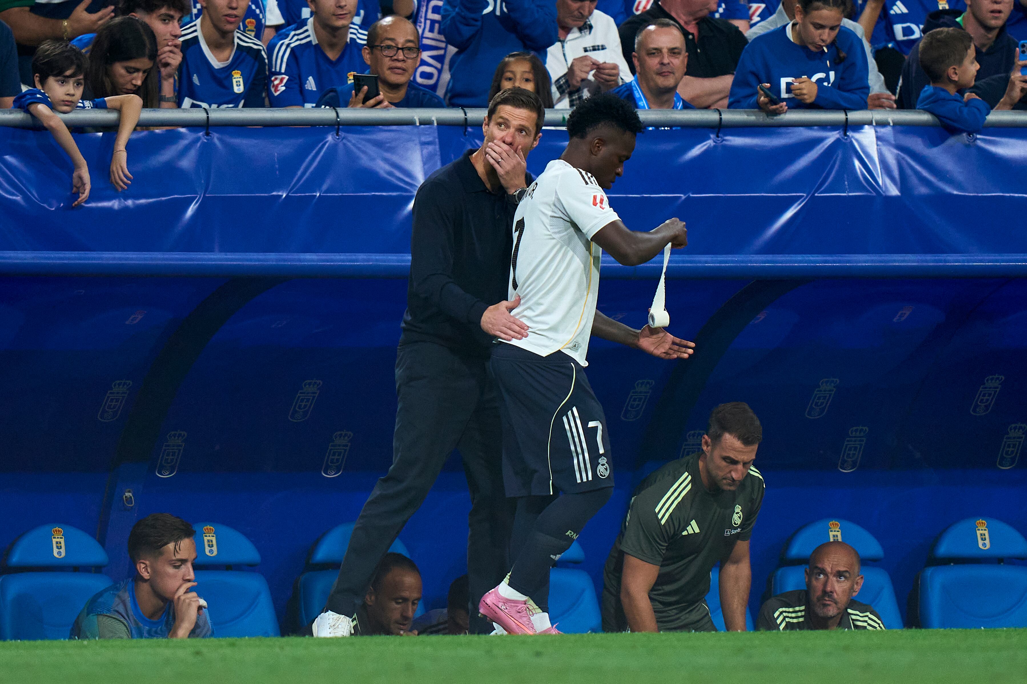 OVIEDO, SPAIN - AUGUST 24: Xabi Alonso head coach and Vinicius Junior of Real Madrid CF talk during the LaLiga EA Sports match between Real Oviedo and Real Madrid CF at Carlos Tartiere on August 24, 2025 in Oviedo, Spain. (Photo by Diego Souto/Getty Images)