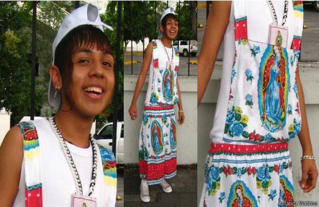 "Por ejemplo uno puede ver inmediatamente que este vestido fue hecho para este muchacho. No es algo que se pueda comprar. Tuvo que ir a comprar la tela, convencer a alguien –tal vez a una tía– que se lo cosiera", destaca Watkins.