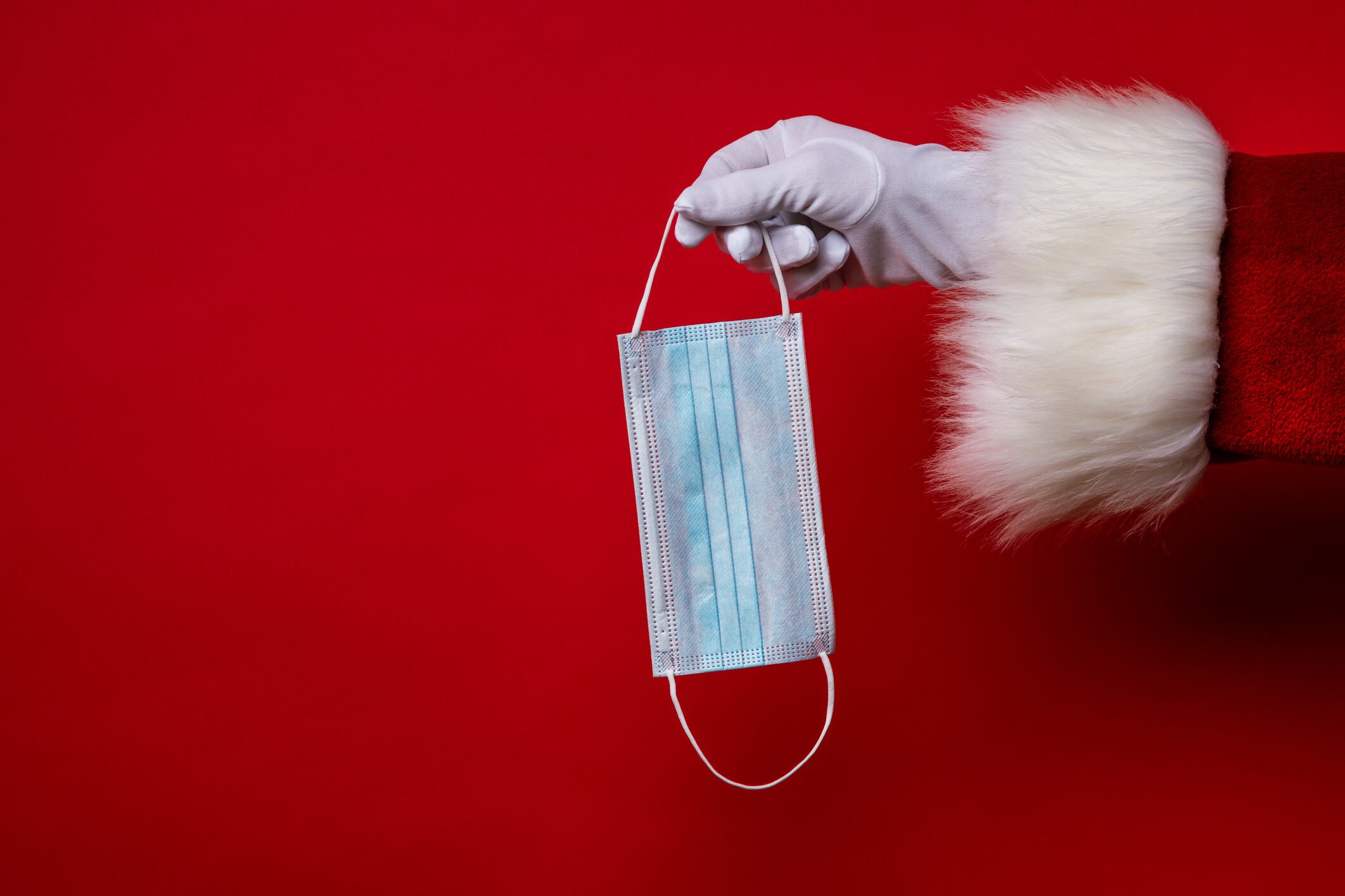 Papá Noel sosteniendo un tapabocas - Imagen de referencia