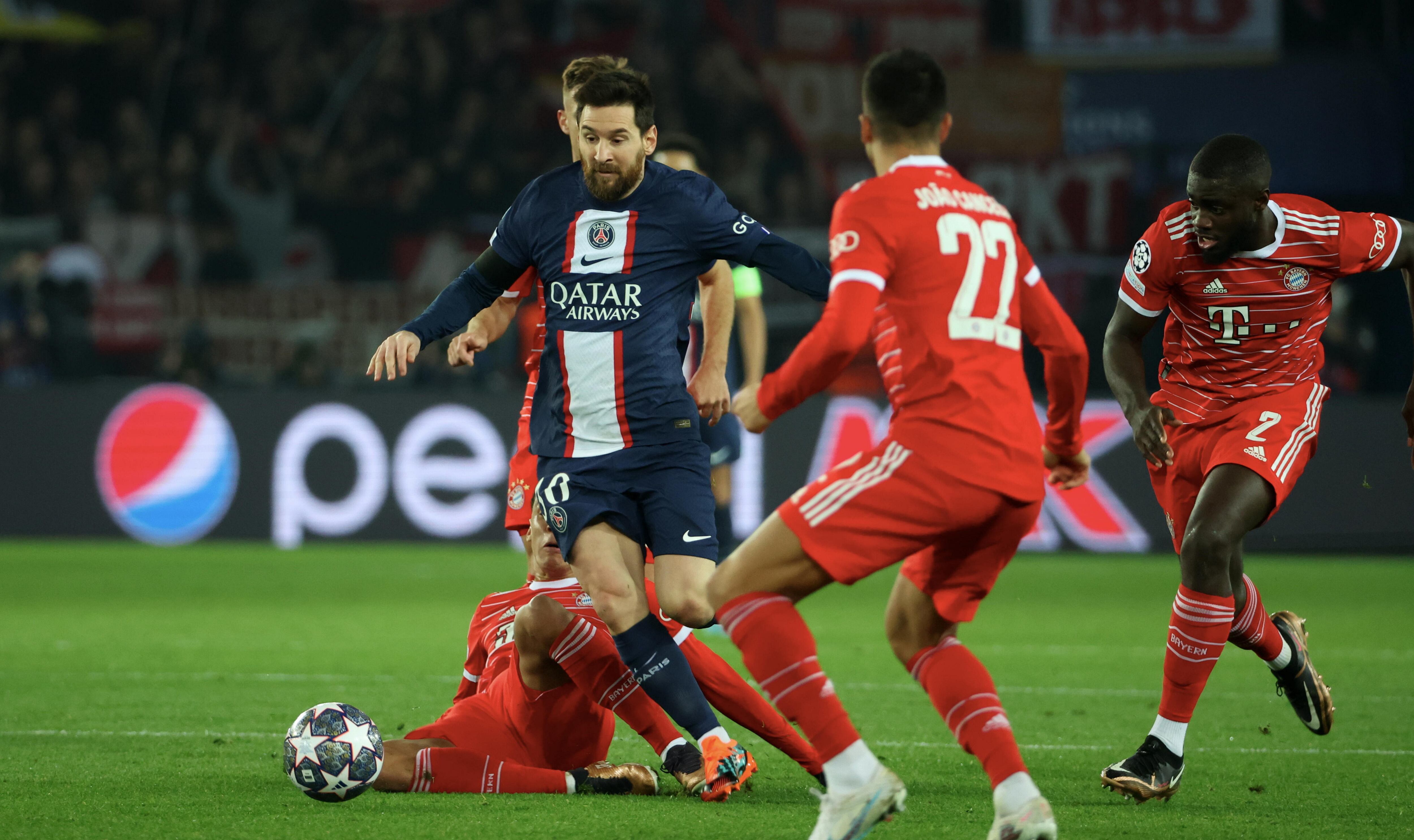 Lionel Messi en la disputa de un balón con los jugadores del Bayern.