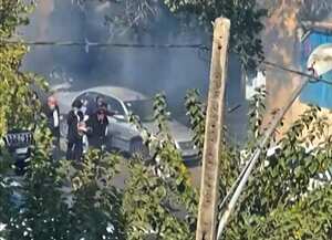 Esta captura de imagen de un video de UGC disponible en Twitter supuestamente el 12 de octubre de 2022 muestra a abogados iraníes huyendo de los gases lacrimógenos disparados por las fuerzas de seguridad durante una manifestación frente al Colegio Central de Abogados de Irán en Teherán. - Se escucharon disparos cuando las fuerzas de seguridad iraníes enfrentaron las protestas por la muerte de Mahsa Amini en una represión que, según los grupos de derechos humanos, ya ha costado al menos 108 vidas con muchos niños entre los muertos. Amini, iraní de origen kurdo, murió el 16 de septiembre tras entrar en coma tras ser detenida en Teherán por la policía moral por una supuesta violación del estricto código de vestimenta de la república islámica para las mujeres. (Foto por UGC/AFP) / Israel FUERA - NO Reventa - NO Internet / RESTRINGIDO A USO EDITORIAL - CRÉDITO OBLIGATORIO AFP - FUENTE: UGC - ANÓNIMO - NO MARKETING - NO CAMPAÑAS PUBLICITARIAS - NO INTERNET - DISTRIBUIDO COMO SERVICIO A CLIENTES - NO REVENTA - SIN ARCHIVO - SIN ACCESO A LOS MEDIOS DE ISRAEL / ESTACIONES DE TV EN PERSA FUERA DE IRÁN / ESTRICTAMENTE SIN ACCESO BBC PERSIAN / VOA PERSIAN / MANOTO-1 TV / IRAN INTERNATIONAL / RADIO FARDA - AFP NO ES RESPONSABLE DE CUALQUIER ALTERACIÓN DIGITAL DEL CONTENIDO EDITORIAL DE LA IMAGEN /
