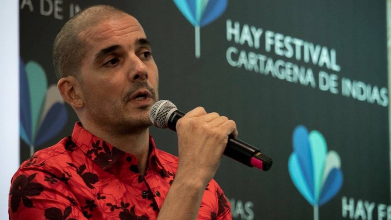 El artista Camilo Restrepo conversó con el director de ARCADIA, Camilo Jiménez Santofimio, en la Casa Hay Festival.
