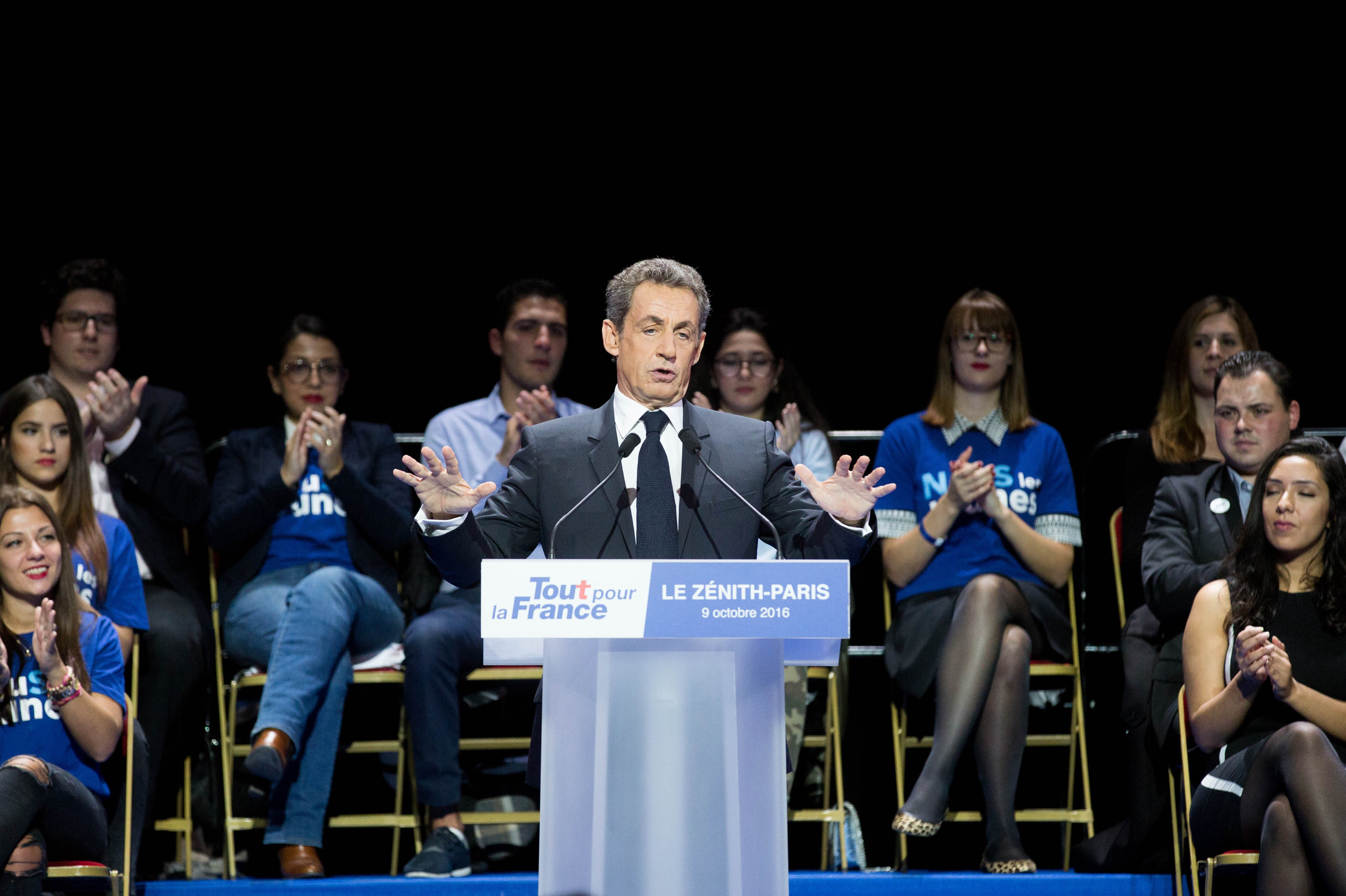 El ex presidente francés y candidato a las elecciones primarias del ala derecha Les Republicains (LR) para las elecciones presidenciales de 2017, Nicolas Sarkozy, pronuncia un discurso durante su mitin de campaña en Le Zenith el 9 de octubre de 2016 en París , Francia.