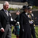 El Príncipe Carlos, el Príncipe de Gales y la Princesa Ana, la Princesa Real caminan en la procesión, antes del funeral del Príncipe Felipe de Gran Bretaña en el Castillo de Windsor, Windsor, Inglaterra, el sábado 17 de abril de 2021. El Príncipe Felipe murió el 9 de abril a la edad de 99 años después 73 años de matrimonio con la reina Isabel II de Gran Bretaña. (Victoria Jones / Pool vía AP)