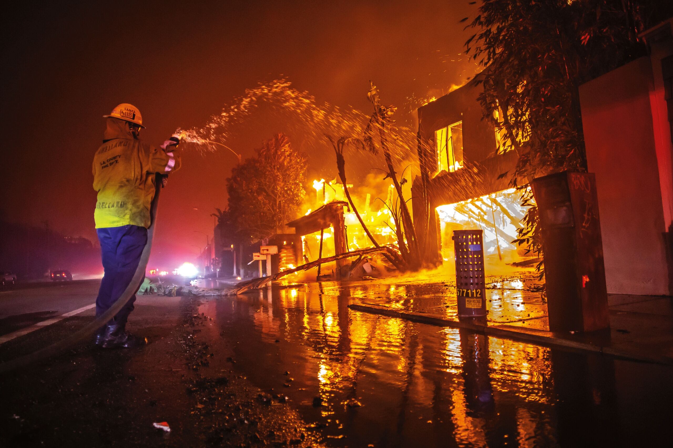 Más de 12.000 estructuras han sido afectadas en los recientes incencios en Los Ángeles.