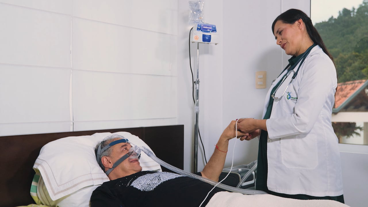 Para Heli Salud cuidar en casa es honrar la intimidad del paciente, respetar su entorno y devolverle el control sobre su bienestar.