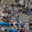 Equipos de defensa civil y lugareños se apresuran a rescatar a las personas de los escombros de la casa destruida de una familia palestina afectada por un ataque aéreo israelí en Khan Yunis, Gaza, el 16 de octubre de 2023. (Foto de Belal Khaled/Anadolu vía Imágenes falsas)