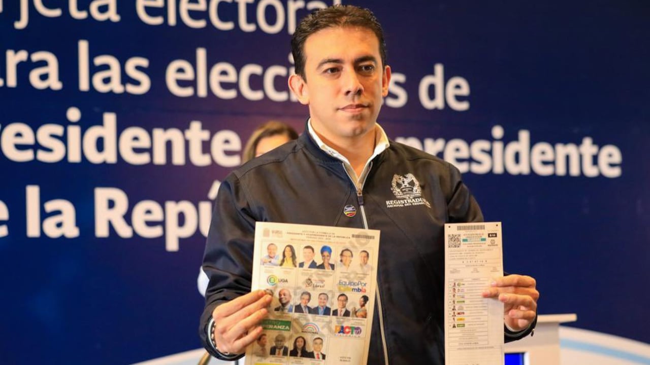 El registrador mostró el nuevo formulario E14, el cual prevé eliminar errores cometidos en la elección del Congreso de la República.